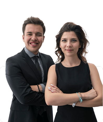 T4T Consulting - homem e mulher vestidos de preto, braços cruzados, sorrindo.